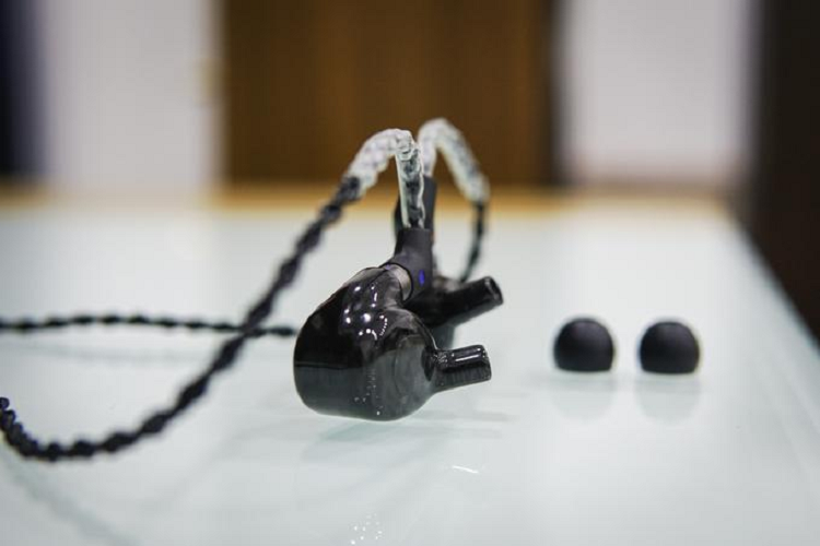 Đắt giá như vậy nhưng phụ kiện đi kèm sản phẩm khá đơn giản, gồm hộp đựng bằng kim loại, giắc chuyển từ 2,5mm sang 3,5mm và một vài cặp 'tips' thay thế cho phù hợp với từng kích cỡ tai. 