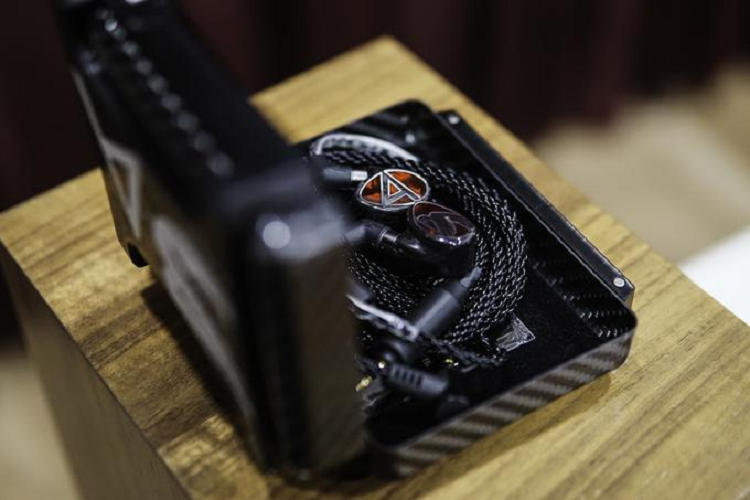  Layla Aion của Astell&amp;Kern được xếp vào hàng những tai nghe in-ear đắt nhất thế giới. Sản phẩm có mức giá niêm yết 3.499 USD trên trang web của hãng. 