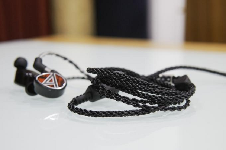 Dây dẫn là loại vật liệu nhẹ, bền nhưng vẫn giữ được khả năng truyền tín hiệu tốt. Ngoài ra, các dây cũng được mạ bạc để đảm bảo khả năng truyền tải hoàn hảo, độ bền cao nhất. 