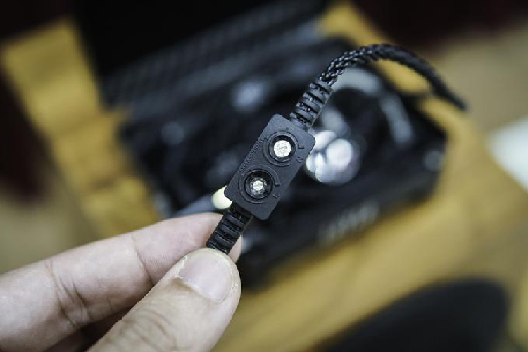 Khác với các loại tai nghe trước đây, Layla Aion còn có hai núm chỉnh âm bass độc lập cho hai bên tai nghe. Tuy nhiên, người dùng sẽ khó chỉnh nút này bằng tay, mà cần dùng đến dụng cụ hỗ trợ (tô-vit nhỏ). 