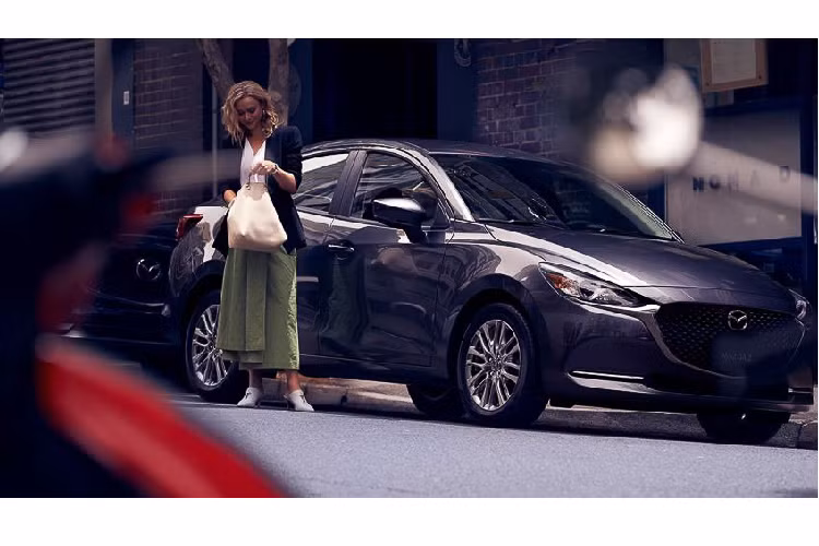 Ở phiên bản nâng cấp mới này, mẫu xe sedan Mazda2 được tinh chỉnh phần đầu xe nổi bật với cụm lưới tản nhiệt mạ chrome cỡ lớn, và bên dưới cản trước với hai thanh mạ crôm nằm đối xứng theo phong cách thiết kế của Mazda6 facelift 2018 (chưa về Việt Nam).