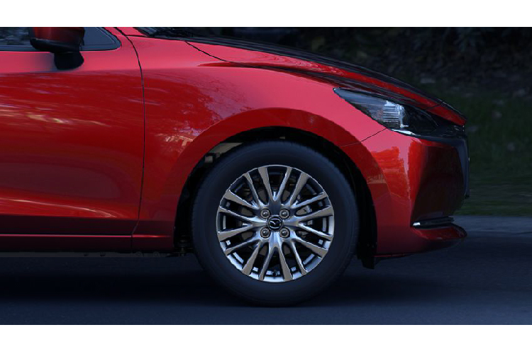 Ngoài ra, để người dùng dễ nhận diện hơn bản sedan, Mazda cũng đã thay đổi nhẹ ở phần lưới tản nhiệt. So với bản hatchback thì bản sedan có viền chrome ở lưới tản nhiệt dày hơn. Miệng hút gió ở dưới lưới tản nhiệt được viền một mảng chrome mỏng.