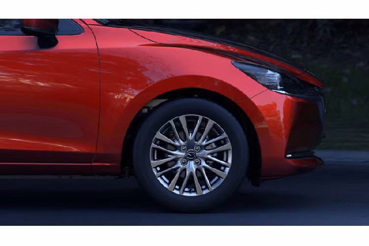 Ngoài ra, để người dùng dễ nhận diện hơn bản sedan, Mazda cũng đã thay đổi nhẹ ở phần lưới tản nhiệt. So với bản hatchback thì bản sedan có viền chrome ở lưới tản nhiệt dày hơn. Miệng hút gió ở dưới lưới tản nhiệt được viền một mảng chrome mỏng.