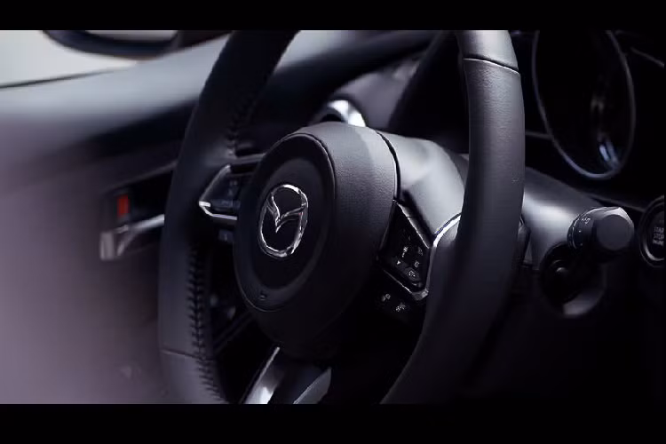 Nội thất bản Mazda2 sedan được thêm một số tính năng và màu sắc trang trí. Hệ thông tin giải trí Mazda Connect tương thích kết nối Apple CarPlay và Android Auto. Các ghế thiết kế mới theo kết cấu Skyactiv-Vehicle Architecture