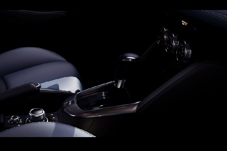 Đuôi xe không có phần ốp nhựa đen như bản hatchback. Nhờ đó, phần body của xe đồng màu và trông liền lạc từ trước ra sau. Bộ mâm hợp kim nhôm 16 inch thiết kế đa chấu cũng góp phần tăng sự sang trọng của Mazda2 sedan 2020.