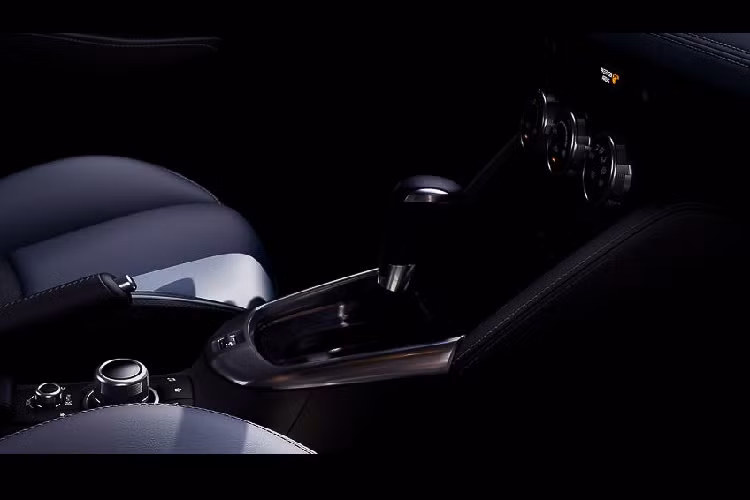 Đuôi xe không có phần ốp nhựa đen như bản hatchback. Nhờ đó, phần body của xe đồng màu và trông liền lạc từ trước ra sau. Bộ mâm hợp kim nhôm 16 inch thiết kế đa chấu cũng góp phần tăng sự sang trọng của Mazda2 sedan 2020.