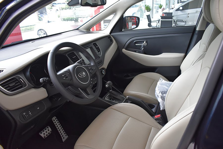 Với thiết kế ngoại thát nổi bật với những đường gân dập nổi mạnh mẽ vuốt dọc thân xe, Rondo là sự pha trộn nét tinh tế của cảm xúc với sự tiện nghi của các tính năng, công nghệ của một chiếc xe dành cho cuộc sống năng động và thân thiện với môi trường. Xe sử dụng động cơ dung tích 2.0L cho công suất tối đa 150 mã lực đi kèm hộp số sàn 6 cấp, thay vì 5 cấp như các mẫu xe còn lại.