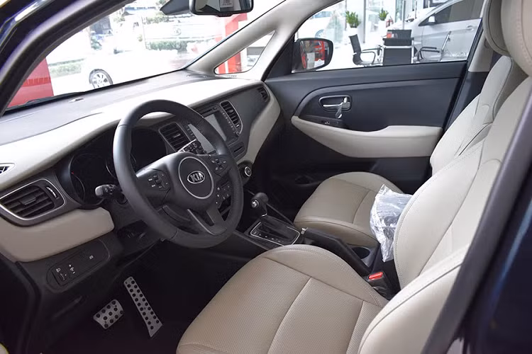 Với thiết kế ngoại thát nổi bật với những đường gân dập nổi mạnh mẽ vuốt dọc thân xe, Rondo là sự pha trộn nét tinh tế của cảm xúc với sự tiện nghi của các tính năng, công nghệ của một chiếc xe dành cho cuộc sống năng động và thân thiện với môi trường. Xe sử dụng động cơ dung tích 2.0L cho công suất tối đa 150 mã lực đi kèm hộp số sàn 6 cấp, thay vì 5 cấp như các mẫu xe còn lại.