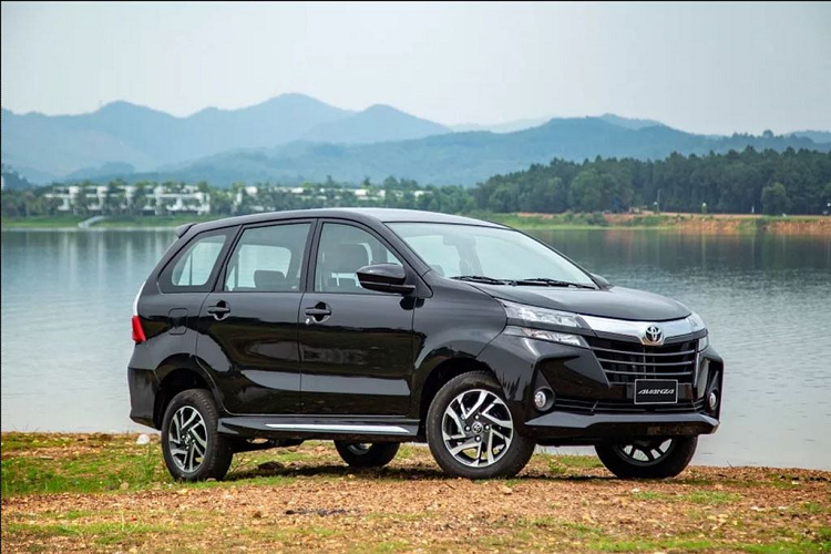 Toyota Việt Nam vừa chính thức giới thiệu Avanza 2019 phiên bản cải tiến, nâng cấp ngoại thất cũng như trang bị tiện nghi. Phần đầu xe sở hữu thiết kế cản trước mới, tích hợp gọn gàng với lưới tản nhiệt rộng và cao. Hốc đèn sương mù được tạo dáng bằng những đường dập nổi thể thao và những nếp gấp ấn tượng... Toyota còn trang bị trên Avanza đèn pha dạng LED trẻ trung hiện đại và chiếu sáng tốt hơn.