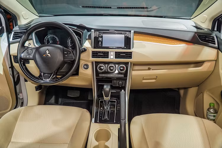 Là mẫu xe 7 chỗ giá rẻ chỉ từ 550 đến 620 triệu đông, nhưng Xpander vẫn được trang bị nhiều tính năng an toàn như: phanh ABS/EBD/BA, cân bằng điện tử ASC, khởi hành ngang dốc HSA, cảnh báo phanh khẩn cấp ESS. Cùng với đó là 2 túi khí ở hàng ghế phía trước.