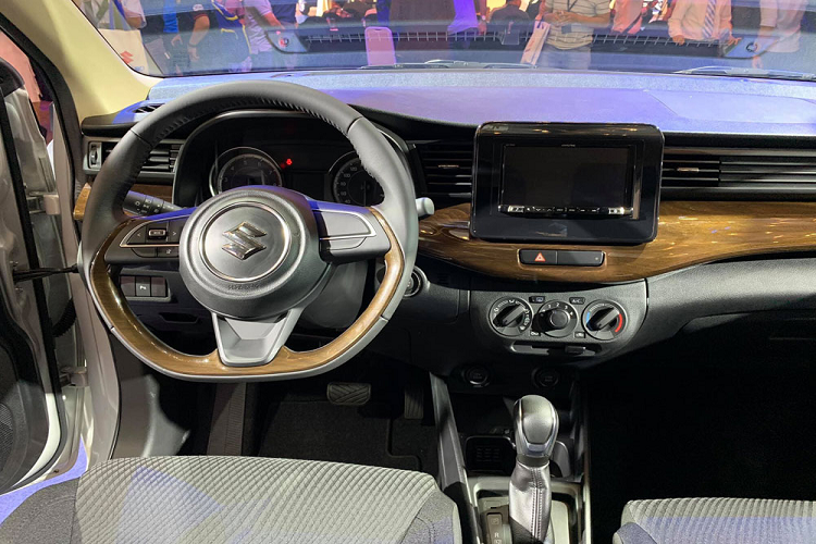 Trên phiên bản cao cấp nhất, Suzuki Ertiga 2019 được trang bị sẵn màn hình giải trí cảm ứng đa thông tin 7 inch kết nối Bluetooth, Apple Carplay, Android Auto, nút bấm khởi động, ghế có thể điều chỉnh độ cao thấp... Xe trang bị động cơ 1.5L cho công suất tối đa 103 mã lực, đi kèm hộp số sàn 5 cấp hoặc tự động 4 cấp tùy chọn. Các trang bị an toàn dừng lại ở mức cơ bản với 2 túi khí phía trước, chống bó cứng phanh ABS và phân bổ lực phanh điện tử EBD.