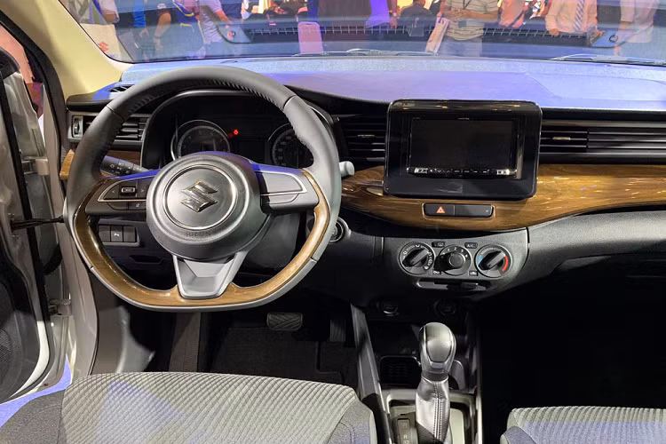 Trên phiên bản cao cấp nhất, Suzuki Ertiga 2019 được trang bị sẵn màn hình giải trí cảm ứng đa thông tin 7 inch kết nối Bluetooth, Apple Carplay, Android Auto, nút bấm khởi động, ghế có thể điều chỉnh độ cao thấp... Xe trang bị động cơ 1.5L cho công suất tối đa 103 mã lực, đi kèm hộp số sàn 5 cấp hoặc tự động 4 cấp tùy chọn. Các trang bị an toàn dừng lại ở mức cơ bản với 2 túi khí phía trước, chống bó cứng phanh ABS và phân bổ lực phanh điện tử EBD.