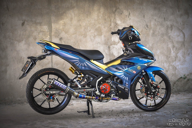 Tương xứng với ngoại hình theo phong cách xe đua drag, động cơ nguyên bản của Exciter 150 cũng đã được Thi Nhân "chọt" lại. Trong đó, chi tiết nổi bật nhất của động cơ đó là lốc nồi khô Comstar Racing. Hoàn toàn không được bôi trơn bởi dầu, bộ nồi khô này làm giảm sự hao hụt công suất khi dẫn tới trục nhông, khiến chiếc xe tăng tốc mạnh mẽ hơn.