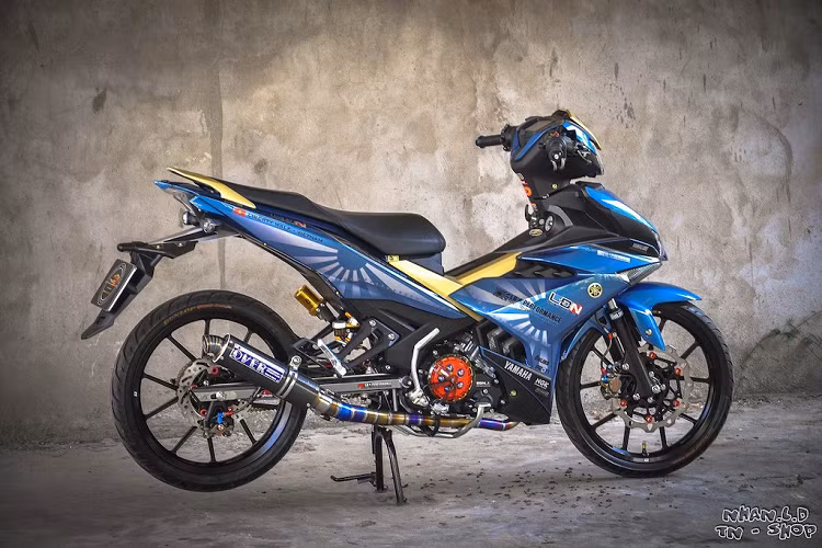 Tương xứng với ngoại hình theo phong cách xe đua drag, động cơ nguyên bản của Exciter 150 cũng đã được Thi Nhân "chọt" lại. Trong đó, chi tiết nổi bật nhất của động cơ đó là lốc nồi khô Comstar Racing. Hoàn toàn không được bôi trơn bởi dầu, bộ nồi khô này làm giảm sự hao hụt công suất khi dẫn tới trục nhông, khiến chiếc xe tăng tốc mạnh mẽ hơn.