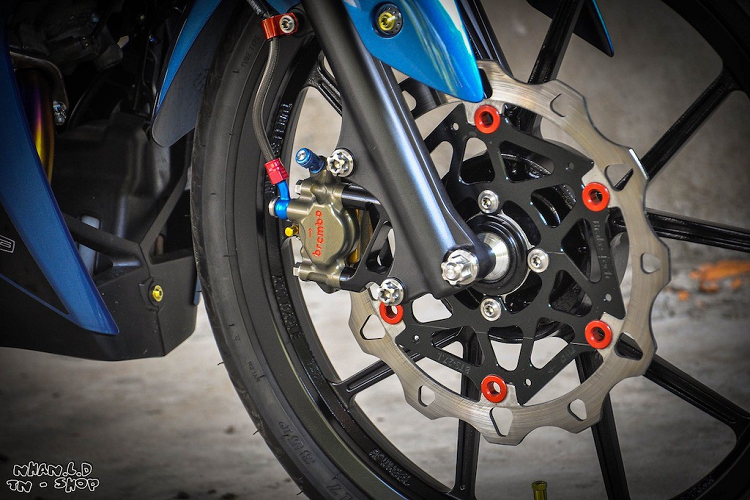 Lấy ý tưởng từ những chiếc siêu xe hơi và xe đua drag, shop Thi Nhân tại Cần Thơ đã tạo ra một bản độ ấn tượng về cả ngoại hình lẫn hiệu năng dựa trên phiên bản Exciter mới nhất này.