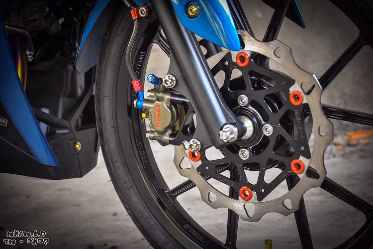 Lấy ý tưởng từ những chiếc siêu xe hơi và xe đua drag, shop Thi Nhân tại Cần Thơ đã tạo ra một bản độ ấn tượng về cả ngoại hình lẫn hiệu năng dựa trên phiên bản Exciter mới nhất này.