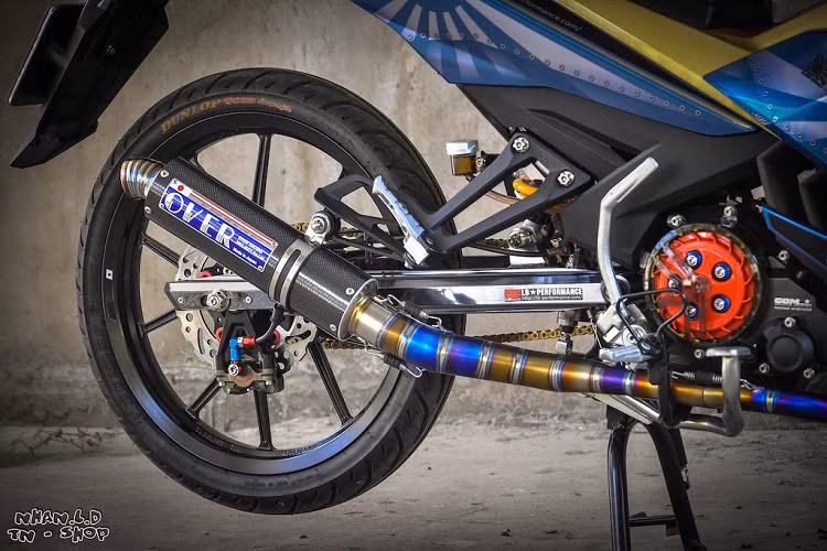 Bắt đầu từ dàn ngoài, toàn bộ phần thân vỏ nguyên bản của chiếc xe đã được Thi Nhân sơn lại hoàn toàn. Học hỏi ý tưởng từ những siêu xe độ của hãng widebody nổi tiếng Nhật Bản Liberty Walk, hai bên thân và phần yếm của chiếc xe đã có các hoạ tiết hình mặt trời toả nắng. 