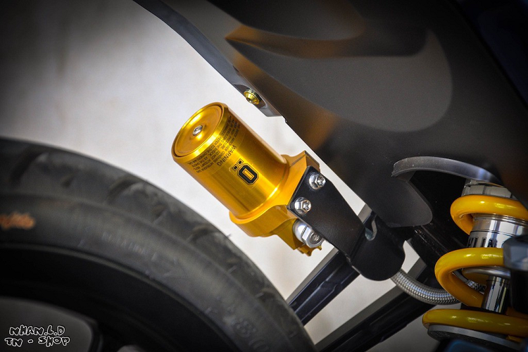 Bản thân những hoạ tiết trên mẫu xe máy Yamaha Exciter độ này cũng đã được Liberty Walk lấy cảm hứng từ quân kỳ Nhật. Màu xanh được shop độ lựa chọn làm tông màu chủ đạo, với một số điểm nhấn sơn màu vàng đồng nổi bật.