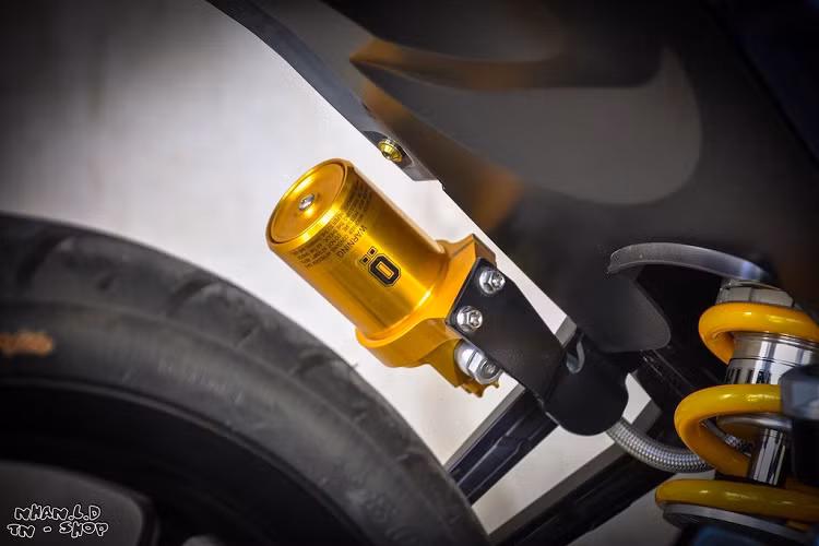 Bản thân những hoạ tiết trên mẫu xe máy Yamaha Exciter độ này cũng đã được Liberty Walk lấy cảm hứng từ quân kỳ Nhật. Màu xanh được shop độ lựa chọn làm tông màu chủ đạo, với một số điểm nhấn sơn màu vàng đồng nổi bật.