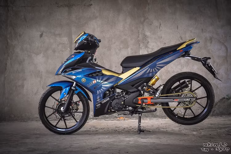 Với phiên bản mới nhất, Yamaha Exciter 150 2018 không có sự thay đổi về thông số kỹ thuật, nhưng sở hữu thiết kế mới mẻ và hiện đại hơn. Điều này có được là nhờ vào phần đầu hoàn toàn mới với đèn pha LED sắc sảo, cùng với bảng đồng hồ màn hình LCD đơn sắc hiện đại. 