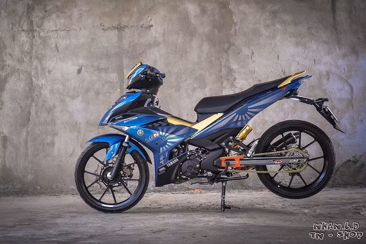 Ngoài bộ nồi khô, hệ thống xả của xe cũng được thay thế hoàn toàn với cổ pô titanium dẫn tới lon Over Racing bằng sợi carbon. Sức mạnh động cơ được truyền tới đĩa tải nhôm CNC ở bánh sau thông qua xích D.I.D. được nối dài. Kết thúc bản độ, hệ thống phanh sau của Exciter cũng đã được nâng cấp lên bằng các phụ tùng xe đua.