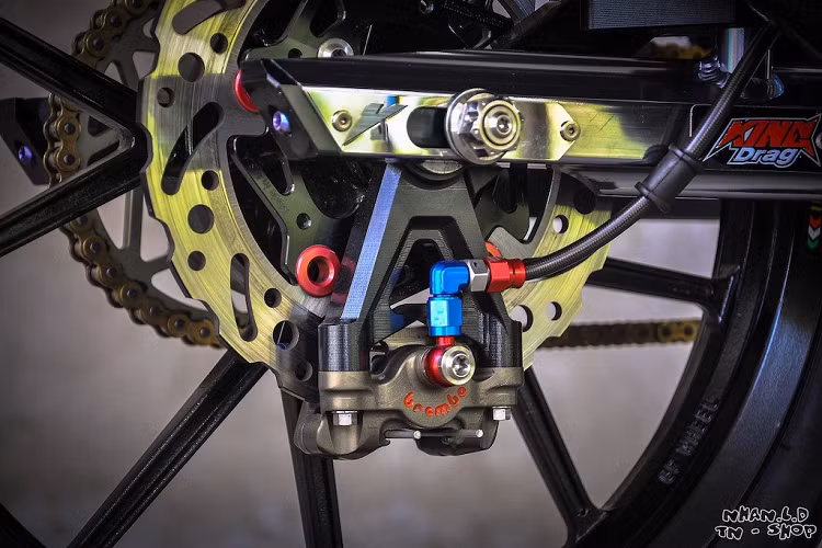 Thay vì bộ mâm 5 cây nguyên bản của Exciter 150, Thi Nhân đã lựa chọn cho bản độ bộ mâm Daytona 5 cánh kép khá quen thuộc đối với dân chơi xe số phổ thông. Để chiếc xe có thể dừng lại nhanh chóng, hệ thống phanh trước đã được nâng cấp triệt để với heo Brembo Moto3, đĩa Braketech, dây dầu Earl's và cùm Brembo Corsacorta. 