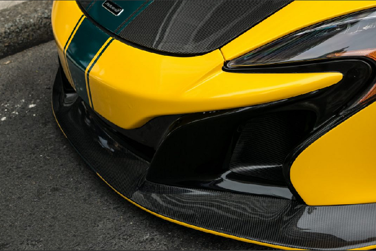 Gói độ Liberty Walk cho 650S bao gồm phần cản trước và cản sau được thiết kế lại hầm hố hơn, nắp capo mới cùng bộ lip gầm được làm bằng chất liệu carbon, cánh gió sau cỡ lớn và đặc biệt là bốn ốp vòm bánh Widebody mang đậm bản sắc hãng. Đi kèm với những nâng cấp về ngoại thất chính là hệ thống phuộc khí nén Roberuta giúp chiếc xe có thể vận hành một cách thuận lợi hơn.