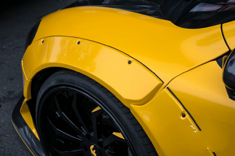 Thay cho sắc cam nguyên bản chính là “lớp áo” mới lấy cảm hứng từ màu sắc trên chiếc xe đua huyền thoại McLaren F1 GTR của thương hiệu Harrods và Mach One Racing. Chiếc xe của Harrods Mach One Racing mang trên mình màu vàng chủ đạo cùng đường kẻ màu xanh lá chạy dọc. Giá xe McLaren 650S Spider lúc mới về nước được các đại lý tư nhân chào bán từ 14 đến 16 tỷ đồng.