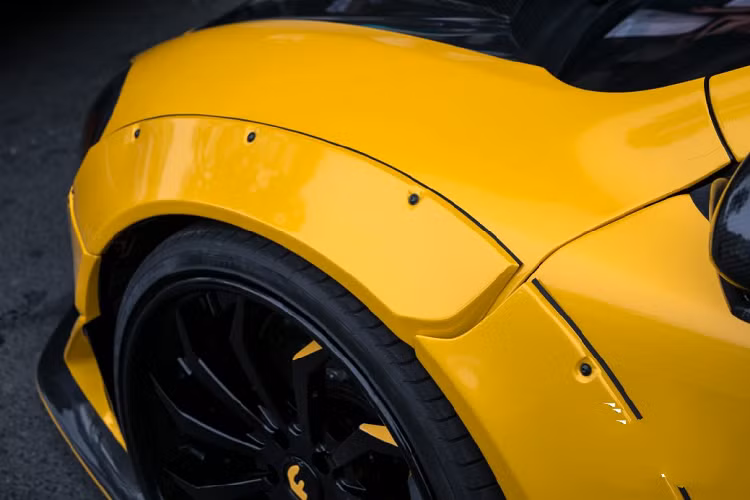 Thay cho sắc cam nguyên bản chính là “lớp áo” mới lấy cảm hứng từ màu sắc trên chiếc xe đua huyền thoại McLaren F1 GTR của thương hiệu Harrods và Mach One Racing. Chiếc xe của Harrods Mach One Racing mang trên mình màu vàng chủ đạo cùng đường kẻ màu xanh lá chạy dọc. Giá xe McLaren 650S Spider lúc mới về nước được các đại lý tư nhân chào bán từ 14 đến 16 tỷ đồng.