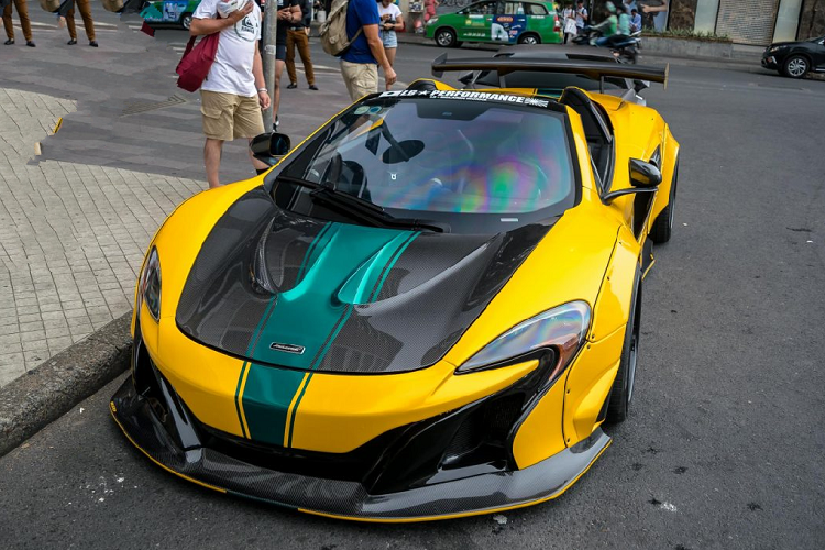 Chiếc xe còn được trang bị hệ thống xả đến từ thương hiệu IPE. Với trang bị này, tiếng động cơ của chiếc xe sẽ trở nên mạnh mẽ hơn, uy lực hơn so với hệ thống xả nguyên bản. Mclaren 650S được trang bị động cơ V8 3.8 Lit tăng áp kép sản sinh công suất 650 mã lực – Đúng như tên gọi của chiếc xe. Với sức mạnh này , chiếc xe có thể tăng tốc từ 0-100km/h chỉ trong vòng 3 giây trước khi đạt tốc độ tối đa lên tới 333km/h.