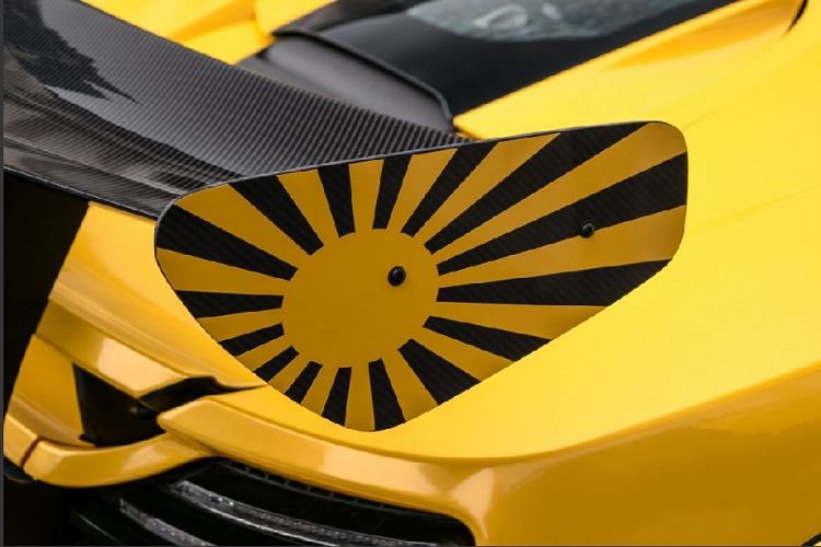 Đi kèm với gói độ Liberty Walk chính là bộ mâm đa chấu Navaja-ECX đến từ thương hiệu Forgiato. Bộ mâm được sơn màu đen bóng chủ đạo cùng những chi tiết màu vàng ăn nhập với màu sắc của chiếc xe. Việc lựa chọn một bộ mâm xe phù hợp cho những chiếc xe độ không phải là một điều dễ dàng, nếu lựa chọn sai có thể dẫn đến việc mất đi phần nào vẻ đẹp của chiếc xe.