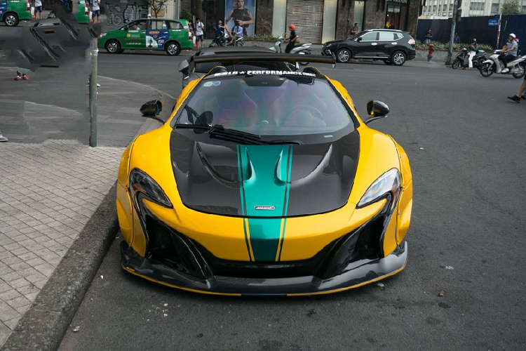 Liberty Walk đã đem đến gói nâng cấp ngoại hình phù hợp cho chiếc siêu xe McLaren 650S Spider với phong cách khá độc đáo nhưng không kém phần quen thuộc. Sự “độc đáo” mà Liberty Walk đem tới cho 650S chính là phương pháp độ thân rộng (Widebody) với những vòm bánh lớn được đính vào thân xe bằng đinh tán, kèm với đó chính là hệ thống phuộc khí nén giúp chiếc xe có thể hạ gầm tới sát đất.