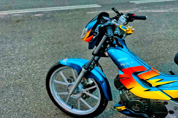 Kết hợp cùng bình dầu Valtermoto làm ổ chứa dầu rời. Phía tay côn là bộ cùm Accossato đến từ Ý cho khả năng cắt côn êm ái nhẹ nhàng đến tuyệt vời cho Suzuki Stinger 120.