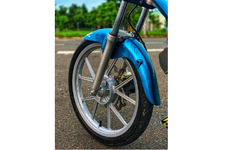 Còn về phần dàn chân cũng không có gì thay đổi so với trước kia, vẫn còn đó là cặp heo dầu Brembo logo nhỏ 1 pis đối xứng kết hợp cùng bộ mâm Daytona làm nên sắc đẹp hoàn hảo cho con xe mang giá trị liên thành này.