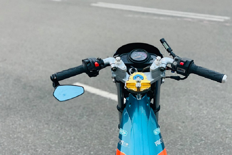 Chiếc xe máy Suzuki Stinger côn tay này đã từng xuất hiện trên nhiều diễn đàn, lần trở lại này chiếc xe đã được nâng cấp theo cặp tay thắng để nâng cao giá trị và được chủ nhân chào bán với giá trên 100 triệu đồng.