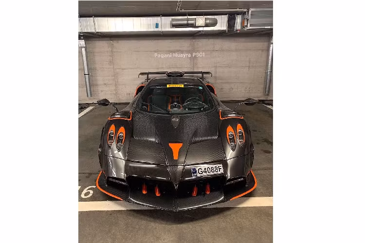 Tuy nhiên tại một sự kiện bí mật vừa được Pagani tổ chức tại đường đua Imola, Ý để bàn giao xe cho vị khách hàng đầu tiên, tên gọi chính thức của mẫu xe này mới được "chốt".