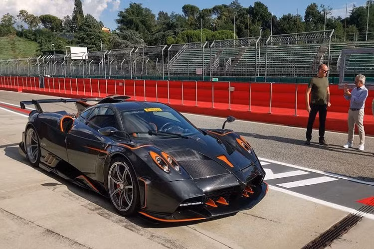 Để có thể sở hữu chiếc Pagani Huayra Imola khủng nhất, chắc chắn Egorov đã phải bỏ ra số tiền lên tới hàng triệu USD cho chiếc xe. 