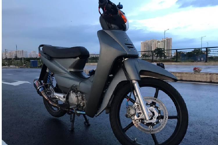 Nhìn xuống dàn chân trước chủ xe đã trang bị heo dầu Brembo logo lớn 2 pis đối xứng, được bắt vào phuộc trước thông qua một pat heo được gia công bằng chất liệu nhôm nguyên khối, công nghệ này cũng được áp dụng để gia công phần thớt lòng mà đĩa thắng đang sử dụng.