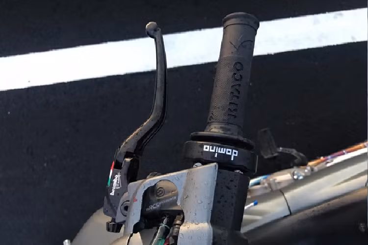 Khoét rộng phần dàn áo để lắp vừa cùm tay thắng Brembo RCS19 Corsa Corta, giúp chủ xe kiểm soát tốc độ mạnh mẽ của con 'quái vật'.