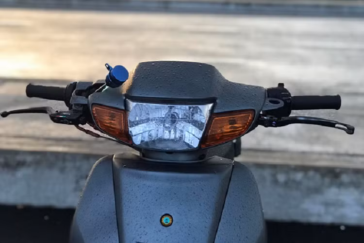 Dàn đầu của chiếc xe Honda Wave độ 190cc này được sử dụng cùm tăng tốc Domino đen nhằm rút ngắn hành trình cho chiếc xe đề ba nhanh hơn, đi kèm với cùm là hai ống ga CNC đồ chơi.