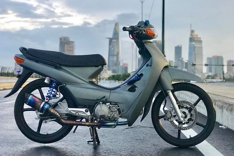 Khoác một diện mạo bên ngoài vô cùng đơn giản không hề có một con tem nào cả, chủ xe đã chú tâm nhiều hơn vào các chi tiết đồ chơi xung quanh để tạo màu sắc và điểm nhấn cho chiếc xe độ. Được trang bị cùm TWM để cắt côn sang số cho cục máy Daytona 190cc mà con xe đang sở hữu.