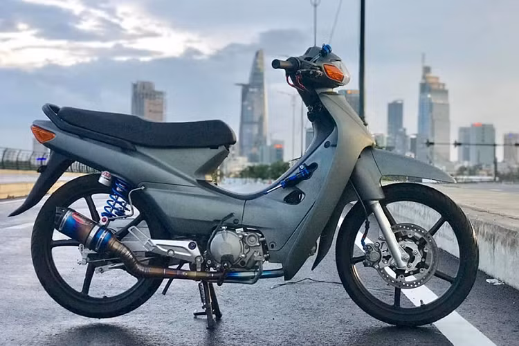 Khoác một diện mạo bên ngoài vô cùng đơn giản không hề có một con tem nào cả, chủ xe đã chú tâm nhiều hơn vào các chi tiết đồ chơi xung quanh để tạo màu sắc và điểm nhấn cho chiếc xe độ. Được trang bị cùm TWM để cắt côn sang số cho cục máy Daytona 190cc mà con xe đang sở hữu.