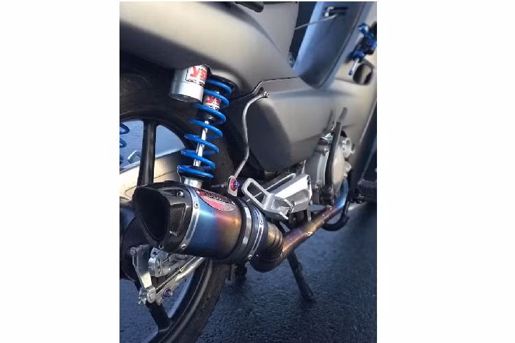 Hệ thống treo sau sử dụng phuộc YSS bình dầu rời đã được khoét rộng dàn áo nhiều hơn để khi hoạt động phuộc không cạ cấn, hơi thở sử dụng pô AHM Titan cho âm thanh uy lực hơn mỗi khi chủ xe lên ga lớn