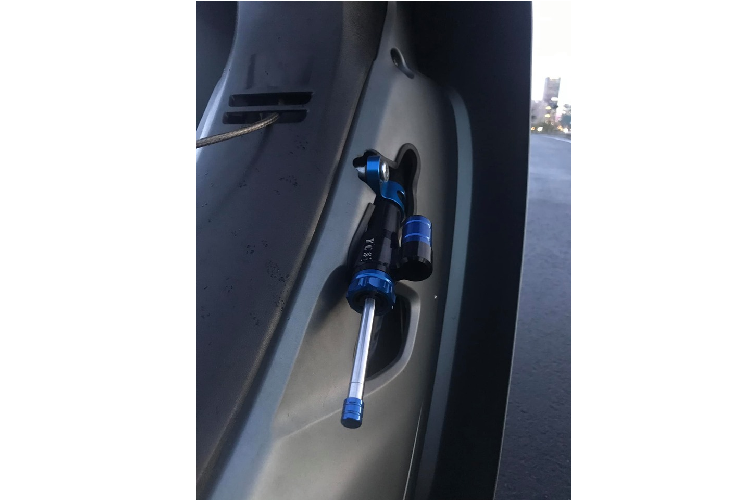 Sở hữu trợ lực YCS đi kèm cùng 17 nấc chỉnh để kiểm soát phần đầu xe, chống sàng lắc khi chạy tốc độ cao, độ cứng của mẫu trợ lực này rất đảm bảo vì sản xuất được sản xuất từ Thái Lan và thường xuyên được trang bị trên các dòng xe Drag.