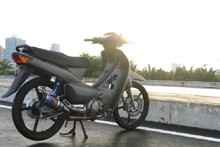 Chiếc xe máy Honda Wave cũ độ được giới thiệutrong bài viết này thuộc sở hữu của một người mê xe máy tại TP HCM, nó nâng cấp lại toàn bộ diện mạo bên ngoài với những món đồ chơi ấn tượng, kết hợp cùng dàn "nội công thâm hậu" lên đến 190cc sẵn sàng thổi bay mọi đối thủ.