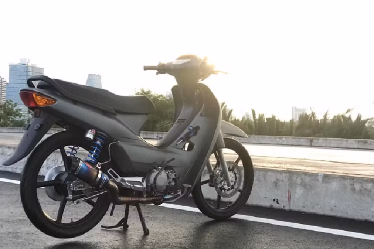 Chiếc xe máy Honda Wave cũ độ được giới thiệutrong bài viết này thuộc sở hữu của một người mê xe máy tại TP HCM, nó nâng cấp lại toàn bộ diện mạo bên ngoài với những món đồ chơi ấn tượng, kết hợp cùng dàn "nội công thâm hậu" lên đến 190cc sẵn sàng thổi bay mọi đối thủ.