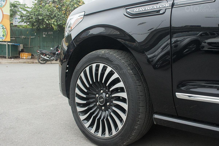 Điểm trừ ở phần hậu xe Lincoln Navigator 2019 Black Label có thể kể đến là ống xả không lộ thiên, nếu phần ống xả xuất hiện kèm chi tiết mạ crom sẽ giúp chiếc xe trở nên bề thế hơn đúng chất. Dù sao, đây là sự đánh đổi để Lincoln Navigator 2019 có vẻ ngoại vạm vỡ nhưng vẫn hiền hành, so với đời trước thì chiếc xe cũng đã có sự "lột xác" về thiết kế.