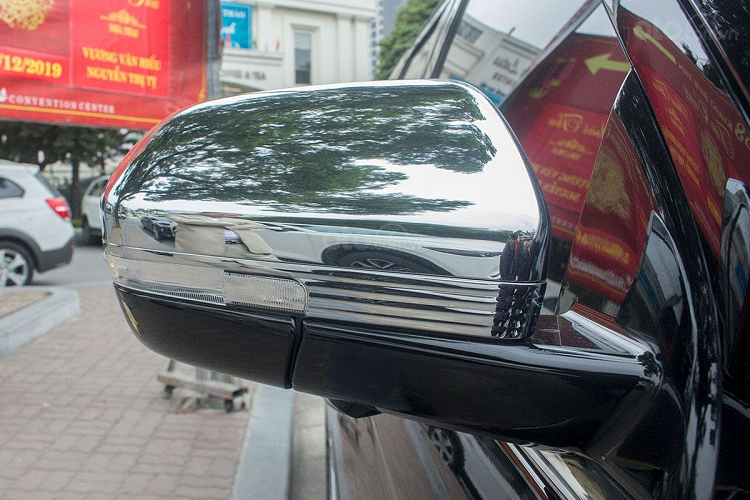 Bên trong khoang nội thất, đẳng cấp của "cực phẩm" là những gì người dùng có thể cảm nhận được đến từ chiếc Lincoln Navigator 2019. Hãng xe đến từ Mỹ trang bị không gian khoang lái và hành khách của xe bằng tông màu mận chín cực kỳ sang trọng mà không phải xe sang nào cũng có được.