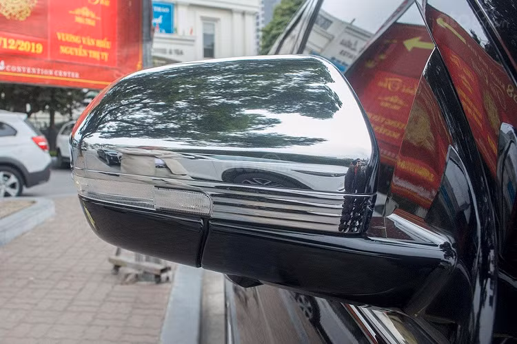 Bên trong khoang nội thất, đẳng cấp của "cực phẩm" là những gì người dùng có thể cảm nhận được đến từ chiếc Lincoln Navigator 2019. Hãng xe đến từ Mỹ trang bị không gian khoang lái và hành khách của xe bằng tông màu mận chín cực kỳ sang trọng mà không phải xe sang nào cũng có được.