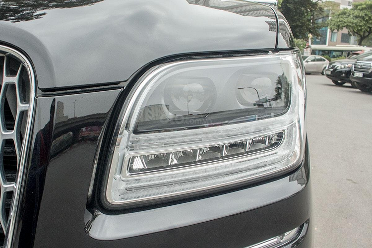 Đầu xe Lincoln Navigator 2019 có lưới tản nhiệt dạng lưới tạo hình dọc với một lớp mạ bạc giúp đầu xe trở nên sáng hơn, trung tâm là logo của Lincoln hình chữ thập và cũng hướng dọc kèm camera trước. Đặc biệt, logo của chiếc Lincoln Navigator 2019 Black Label còn có thể phát sáng khi chủ nhân bật đèn xe.